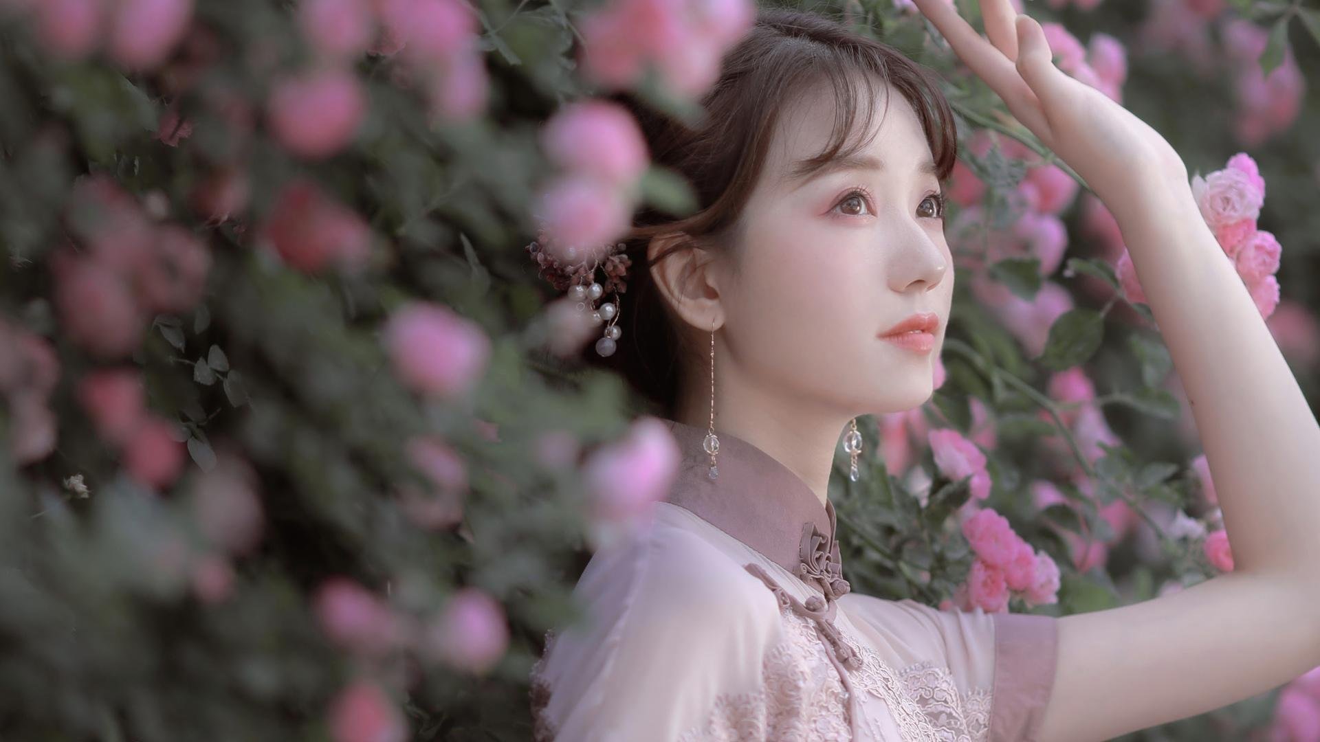 墨西哥骑手卡洛斯·汉克在巴黎奥运会上首次亮相即夺得障碍赛银牌,表现出色。